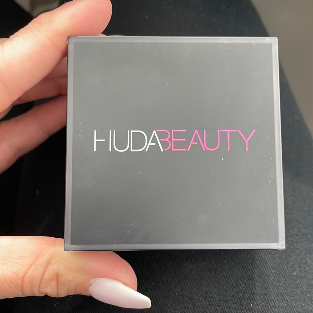 Huda Beauty easy bake loose powder